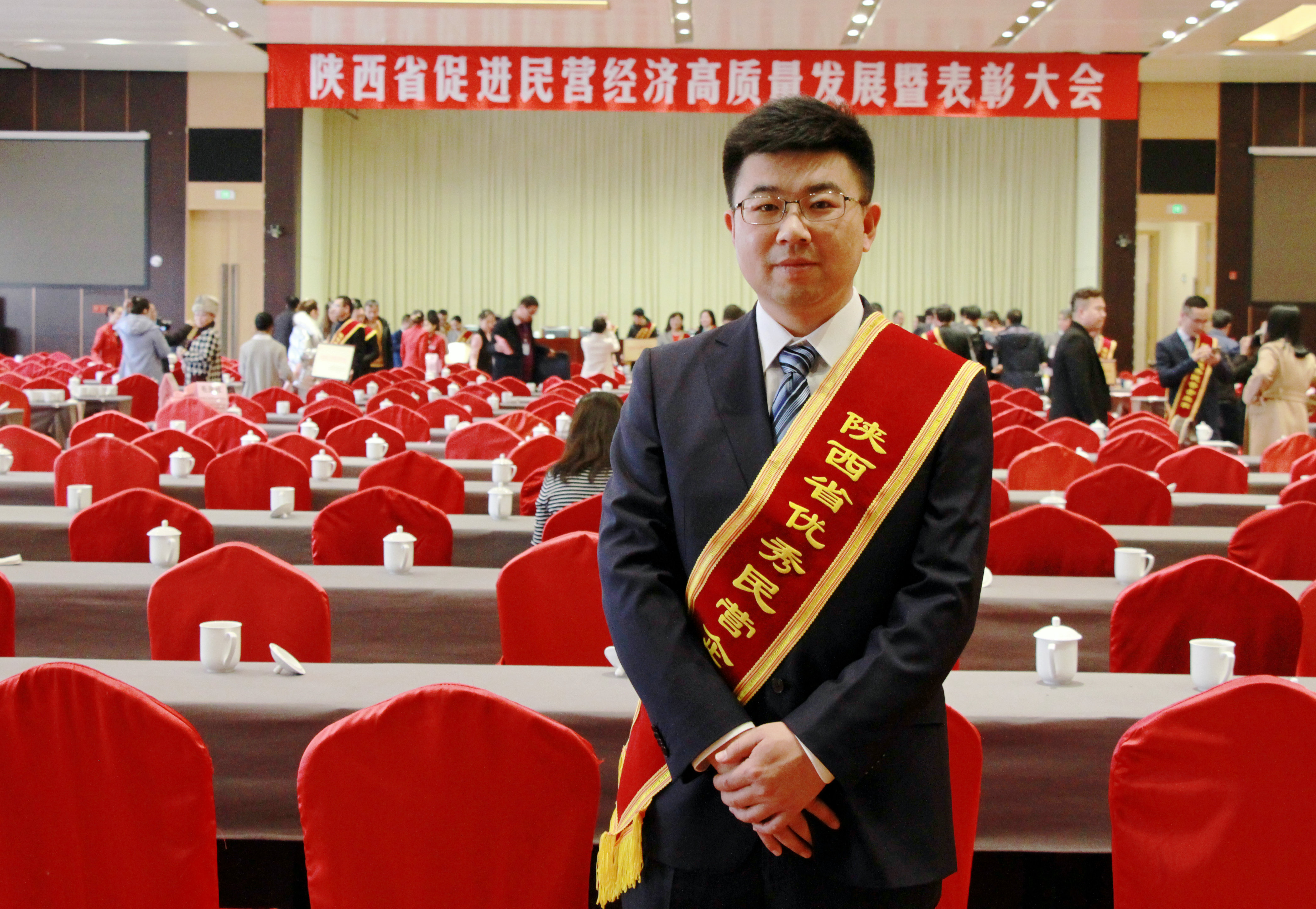 陜西省促進(jìn)民營經(jīng)濟(jì)高質(zhì)量發(fā)展暨表彰大會在西安召開 李亞光榮獲“陜西省優(yōu)秀民營企業(yè)家”稱號